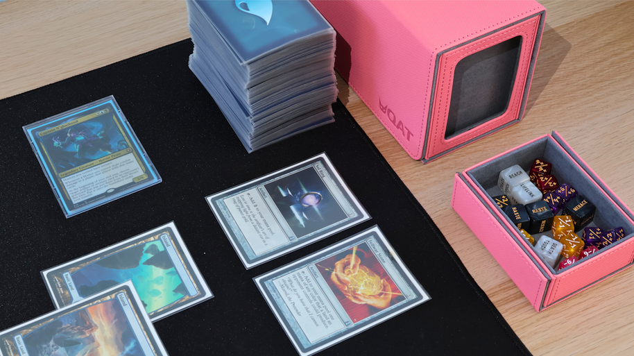 QAT Showcase Gearbox XL. Includes dice compartment and 1 recessed snap. For 100 triple sleeved cards
