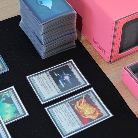 QAT Showcase Gearbox XL. Includes dice compartment and 1 recessed snap. For 100 triple sleeved cards
