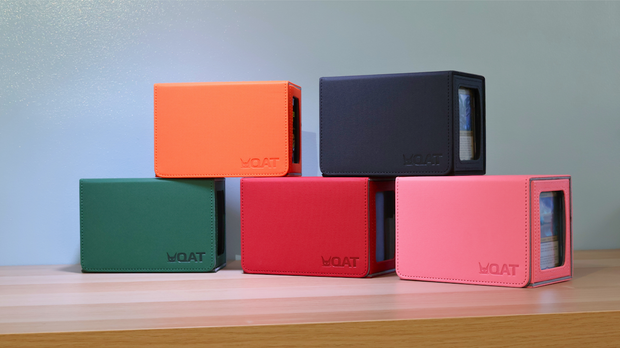 QAT Showcase Gearbox XL. Includes dice compartment and 1 recessed snap. For 100 triple sleeved cards