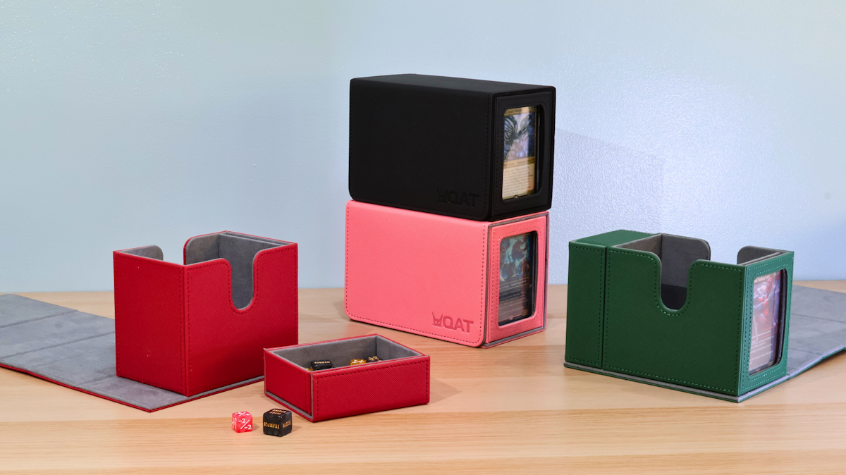 QAT Showcase Gearbox XL. Includes dice compartment and 1 recessed snap. For 100 triple sleeved cards