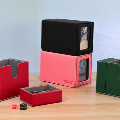 QAT Showcase Gearbox XL. Includes dice compartment and 1 recessed snap. For 100 triple sleeved cards